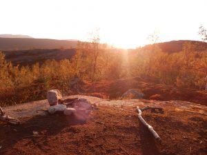 Im September beginnt der Sonnenuntergang in Nordskandinavien früh und dauert mehrere Stunden - ein magisches Bild 