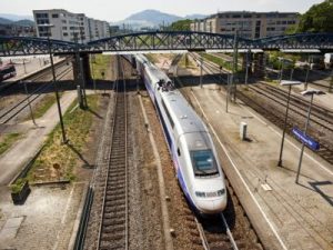 Bild:TGV Einfahrt Bahnhof Freiburg Titelbild