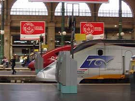 Blick auf TGV und Talys Zugspitzen im Gare du Nord in Paris