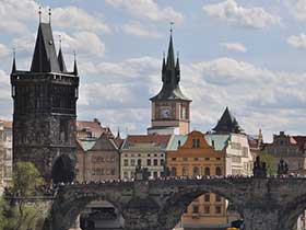 Stadtansicht von Prag mit Karlsbrücke