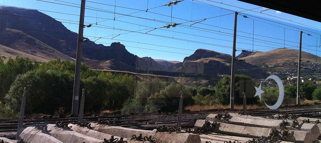 Ausblick auf Landschaft aus dem Dogu Express bei Erzerum