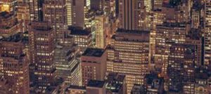 Totale auf die Skyline von New York bei Nacht. Foto von DER TOUR