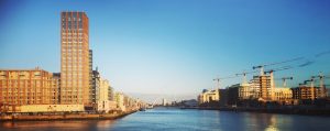 Blick vom Hafen auf Dublin