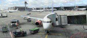 Flughafen Frankfurt Maschine auf dem Rollfeld beim betanken