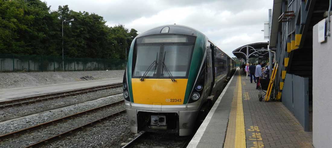 11Frontansicht orange-grüne Lok von irish rail