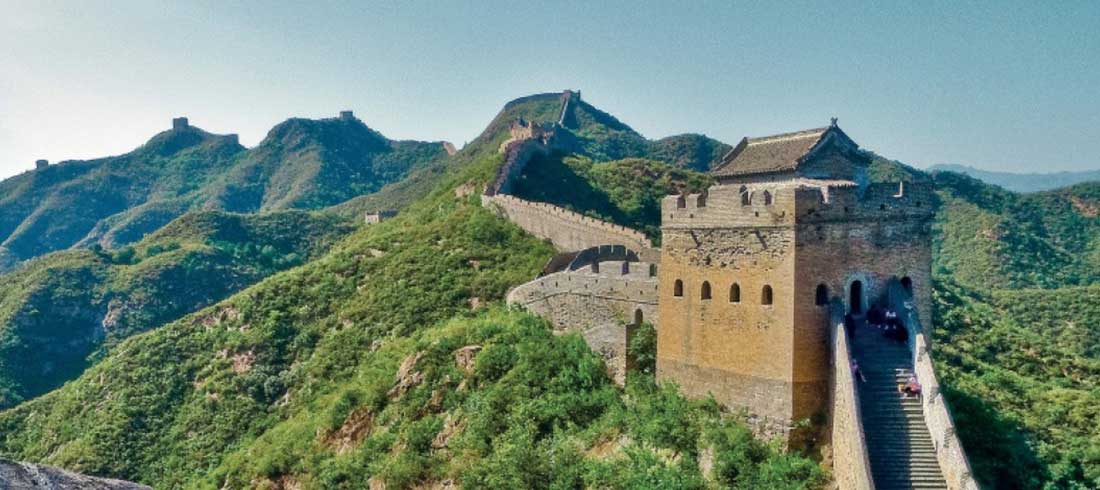 Unterwegs mit dem Sonderzug von Peking nach Moskau. Hier Blick auf die chinesische Mauer.