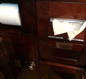 11Toilette im Venice-Simplon-Orient-Express aus feinstem Holz