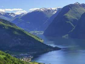 landschaftsbild der norwegischen Fjorde auf der Route von Hurtigruten