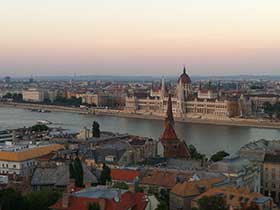 Unterwegs auf dem Balkan. Blick über die Dächer von Budapest auf die Donau