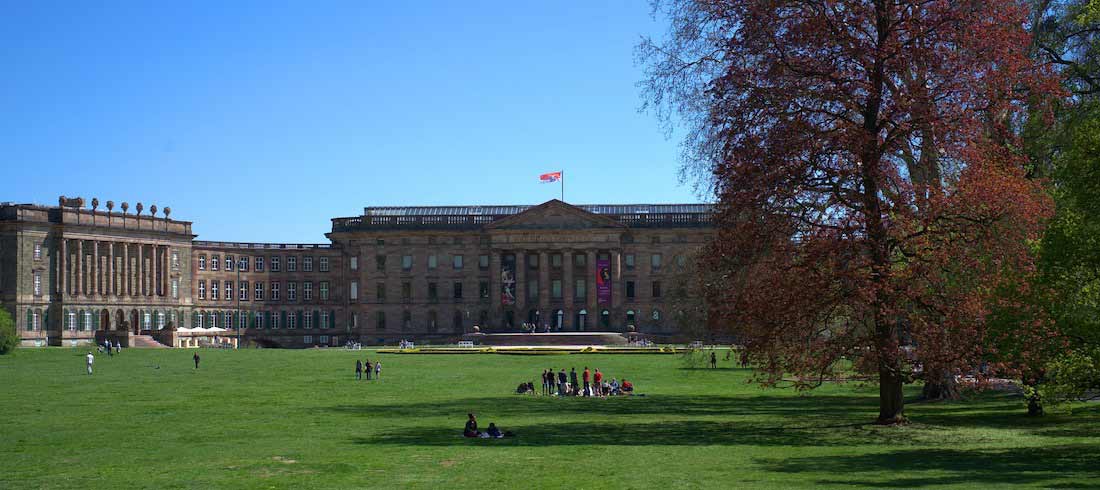 Schloss Kassel Wilhelmshöhe. Vorderfront im Sommer mit Wiese.